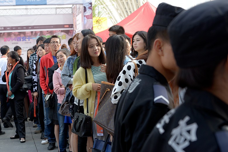 9月29日清晨7点50分许，工作人员排队准备进入