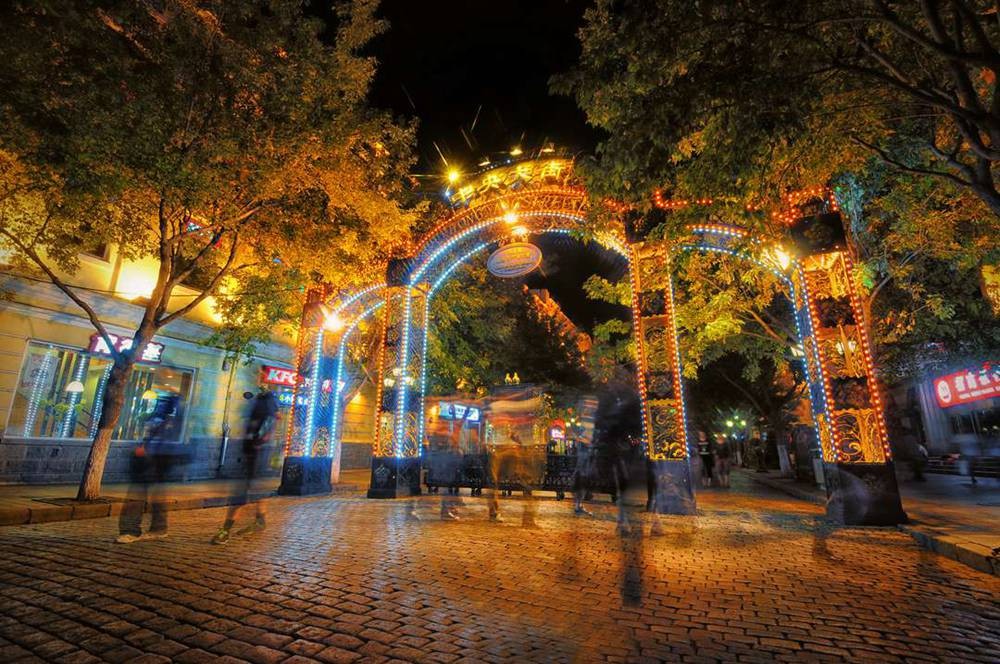 夜色下的中央大街