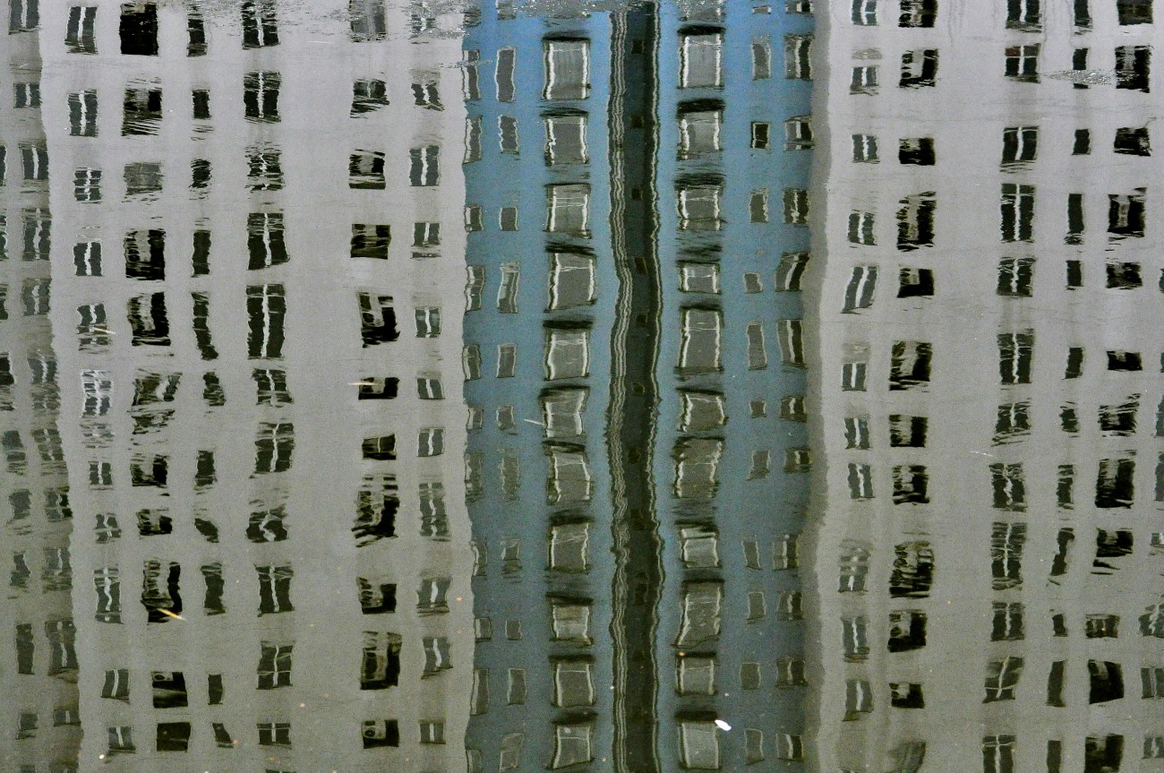 大楼在湖中的倒影