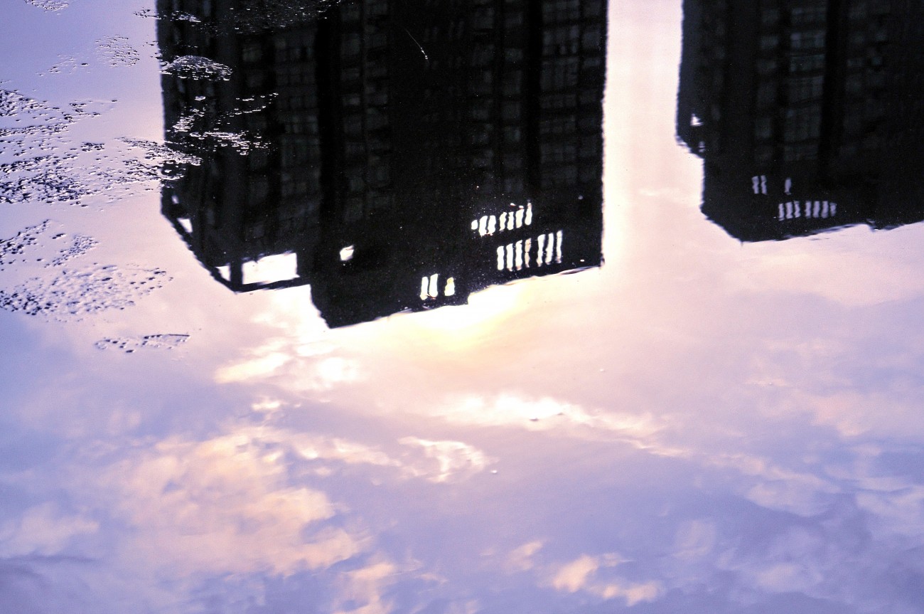 湖面倒影中的晚霞