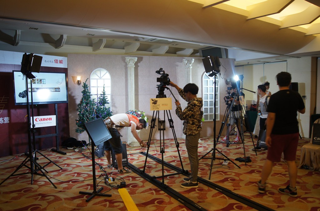 学员现场感受操作影像器材