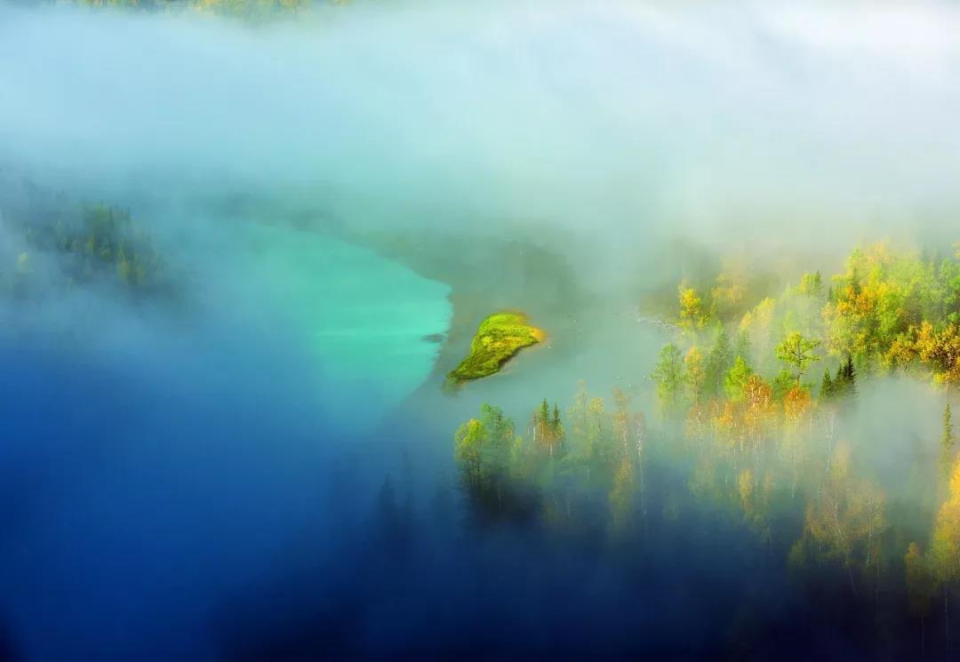 《雾锁月亮湾》    雷爱云    摄.jpg