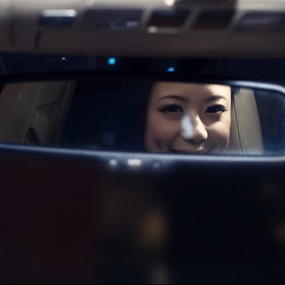 朦胧夜摄中那一缕的红