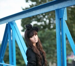 黑裙子的姑娘与那满是蓝色的桥