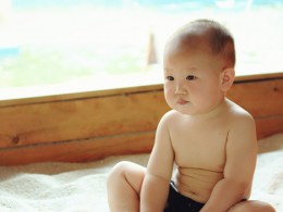 玩儿沙的胖小子