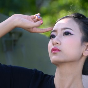 装甲车前拍校园麻豆