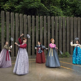 女摄影师创意拍摄奇幻韩国之旅