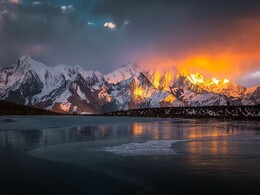 冰湖上的贡嘎群峰