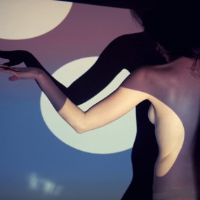 光影下的性感-Afroditi