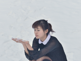 雪地里来一女子