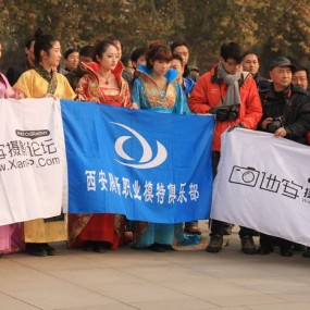唐装美女大唐西市展靓容，长枪短炮拍客争相摄美丽——活动作业