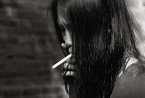 黑白的人和黑白的墙