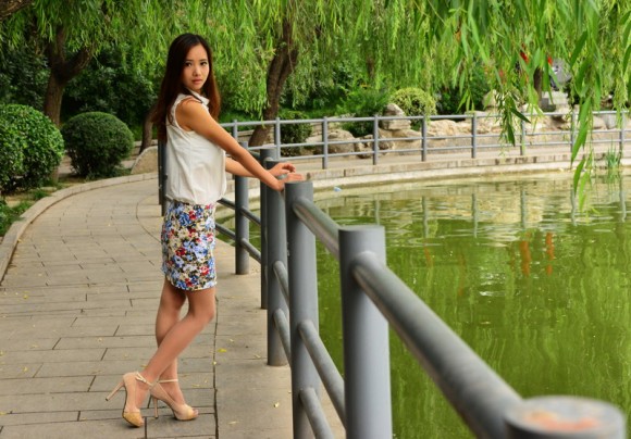 【实拍】公园游走拍美女