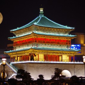 月圆之夜的钟楼