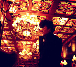 很有金属感的美女