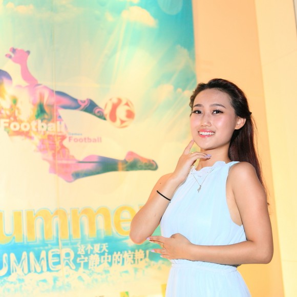 不夜城夜拍白衣女子