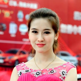 红裙车模（一）