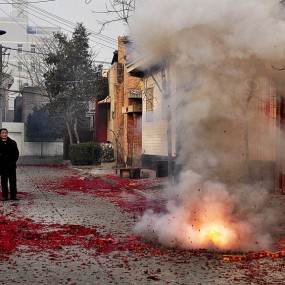 大年初一满地红