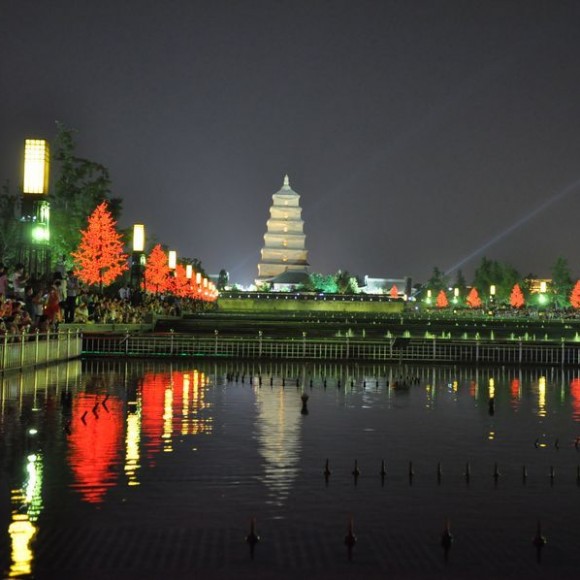 七夕节夜里的雁塔广场