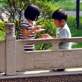 【哥哥，我们喂鱼吧】