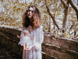 我真的好想离开这孤独的走廊 离开这无人的操场 满地的月光 满满的忧伤