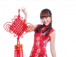 来一组红色喜庆的美女拜年图片