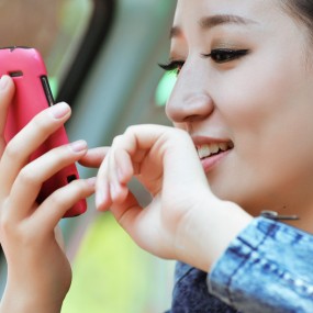 美女玩手机时的神情