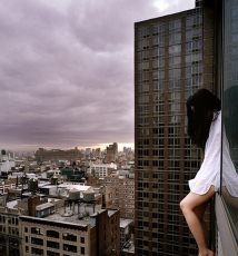 AHN JUN 大楼上的观光客