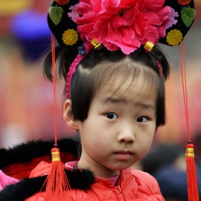 庙会上一组儿童照