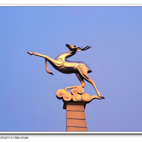 祥瑞金鹿腾云来