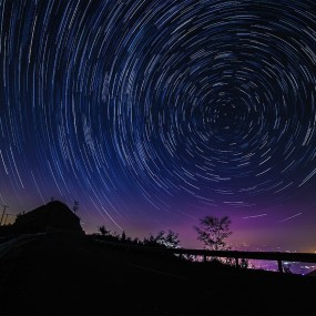 星轨下的霓虹色