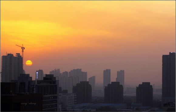 黄昏时分 太阳渐渐下山————