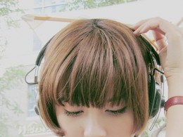 我减了短发，带上了耳机~