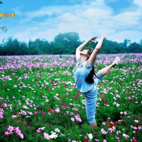 花田里的小姑娘