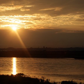 一天中的雨中秦岭与渭河夕阳