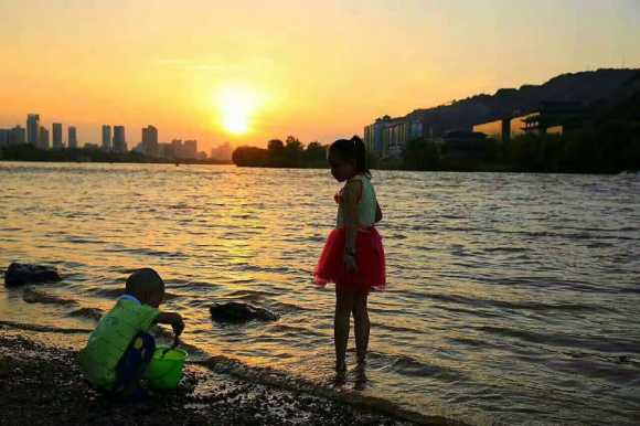 夕阳兰州黄河--海一样的气质
