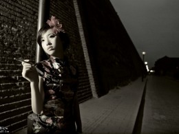 西安古城墙下的旗袍