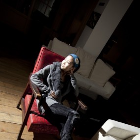 雕刻时光拍白沙发边的“李MM”