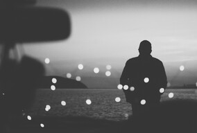 我在车里看着他的背影