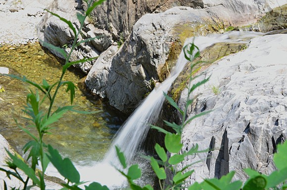 拍金龙峡小瀑布。万像更新2012.5.19