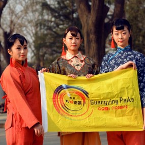 给阿里老师照张相