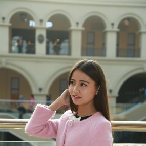 欧洲小镇的女孩