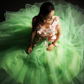 灯光下的绿裙子