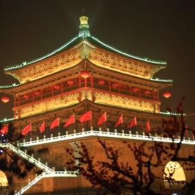 古老而充满新春气息的钟楼