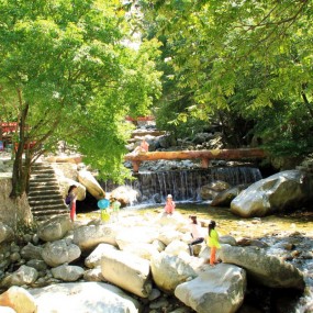 蓝天白云青山红河谷