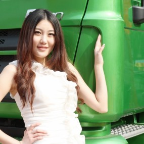 西洽会重汽车展的又一模特