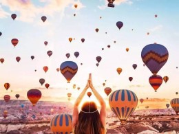 不论她去哪里，带回来的照片都会被我设成壁纸！