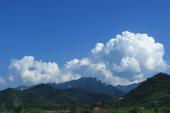 大山、白云和蓝天