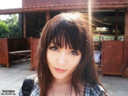 被吹起头发的瞬间，很美