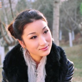 发一套美女8张！